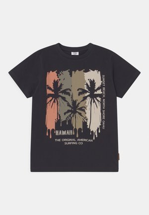 Sort T-shirt med silhouetter af palmer over orange, grønne og beige lodrette striber samt tekst med reference til Hawaii og surfing.