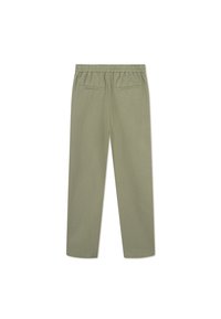 Pantaloni în culori de măslin, cu croială relaxată, talie elastică, două buzunare la spate și un material fin, ușor.