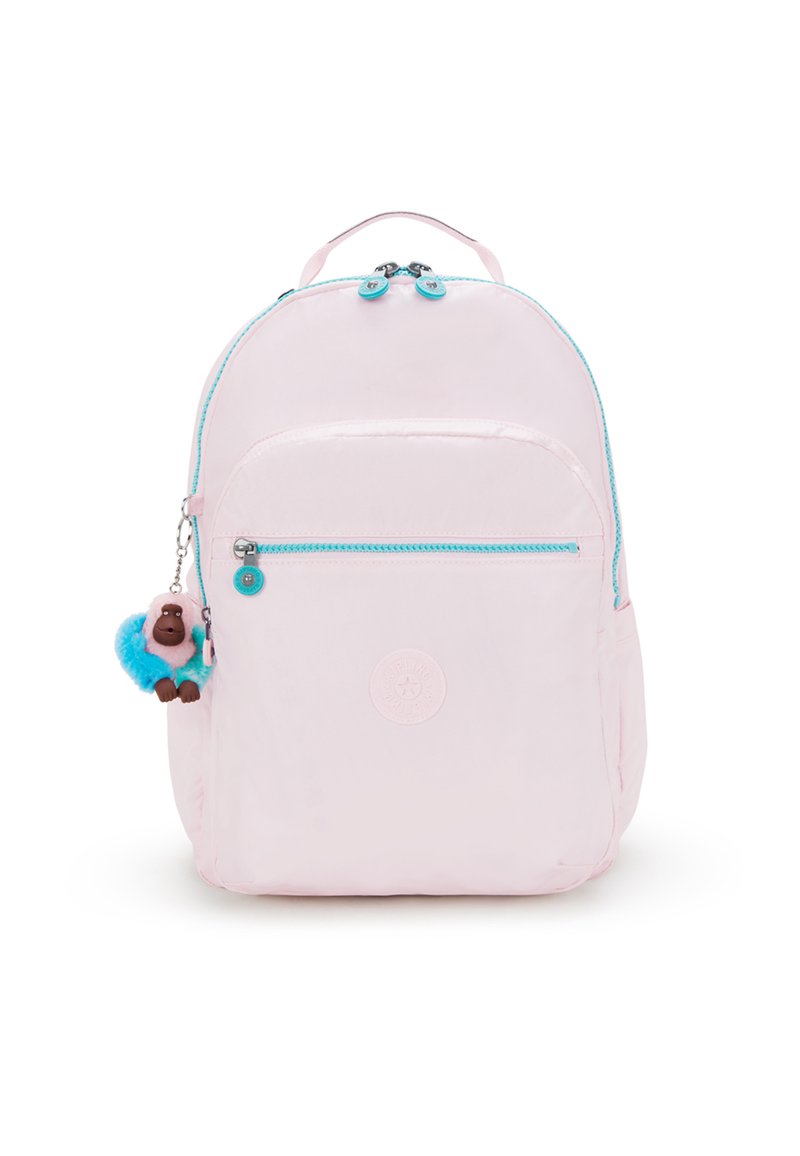 Světle růžový batoh s kulatým designem, který má přední kapsu na zip, tyrkysové zipové detaily a odnímatelný modrý klíčový přívěsek ve tvaru opice.