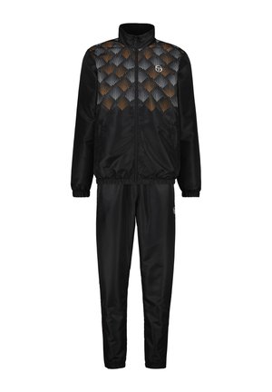 Survêtement noir en tissu lisse. La veste présente un motif géométrique en gris et orange sur le dessus, avec une fermeture éclair et des poignets élastiques.