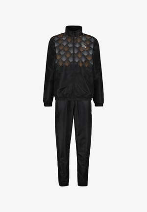 Survêtement noir en tissu lisse. La veste présente un motif géométrique en gris et orange sur le dessus, avec une fermeture éclair et des poignets élastiques.