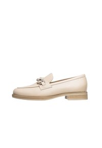 Beige læder loafers med en rund tå, der har en dekorativ metallisk kædeaccent og en lav stablet hæl. Glat tekstur og minimalistisk design.