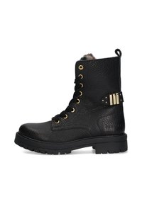 Bottine noire en cuir avec surface texturée, œillets en or, design à lacets, tirant à l'arrière et accents métalliques décoratifs sur le côté.