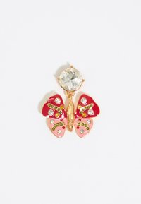Spilla a forma di farfalla in tonalità oro, con smalto rosso e rosa, decorata con rhinestone verdi, gialli e trasparenti, caratterizzata da un grande cristallo sulla parte superiore.