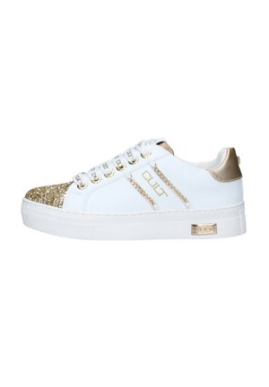 Sneaker bianca con punta glitter oro, dettagli dorati, catene sul lato e marchio "CULT" sulla suola bianca.
