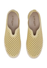 Scarpe gialle slip-on con un design texturizzato caratterizzato da ritagli circolari e una suola bianca solida. Presentano un retro basso per una facile indossabilità.
