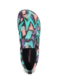 Multifärgad slip-on sko med ett abstrakt mönster i teal, svart, rosa och lila; lättviktsmaterial; rund tå; logotyp på innersulan.