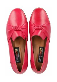 Scarpe slip-on in pelle rosa brillante con dettagli a fiocco annodato, punta arrotondata e design aperto sui lati. Suola in gomma.