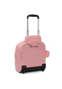 Zaino a rotelle rosa con un esterno morbido, due maniglie laterali, manico metallico retrattile e ruote nere alla base per la mobilità.