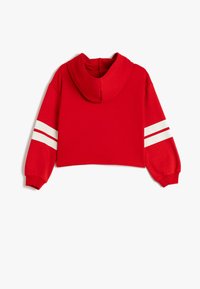 Felpa rossa corta con cappuccio regolabile, con doppie strisce bianche su ciascun manica. Realizzata in materiale morbido e testurizzato.
