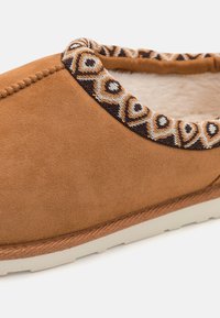 Jack & Jones FWSYDNEY STYD  - Papuče - cognac