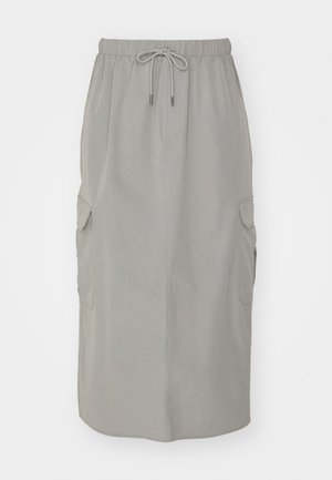 Svijetlosiva cargo suknja s elastičnim pojasom i vezicom. Ima dva bočna džepa i ravni kroj, izrađena od mekog materijala.