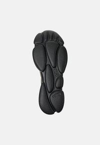 Suola di scarpa in gomma nera con forme pod-like arrotondate e superfici testurizzate, con un logo prominente nella zona delle dita.