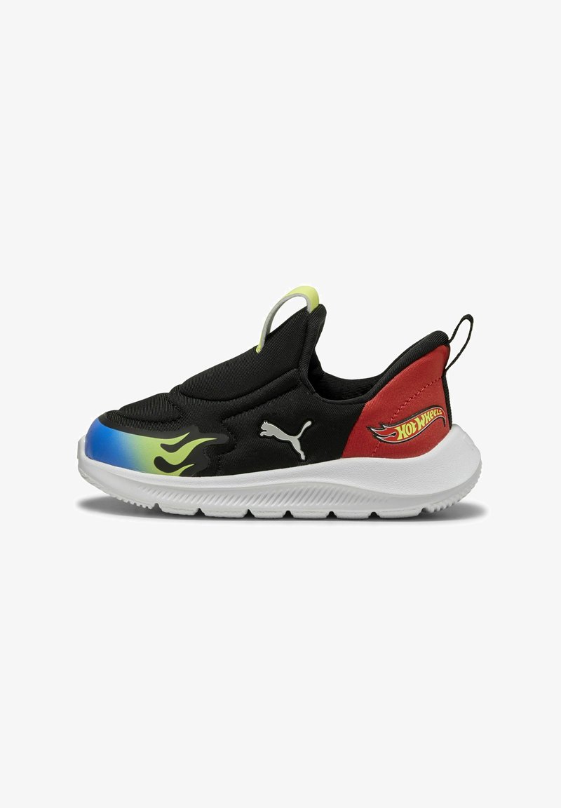 Melnas slip-on sporta kurpes ar zilu un zaļu liesmu dizainu, sarkanu papēdi, baltu zoli un Puma logotipu. Struktūrizēta auduma augšdaļa ar vilkšanas cilpu.