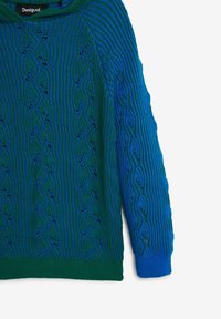 Pulover tricotat cu un model texturat și detalii în formă de valuri în nuanțe de verde și albastru, mâneci raglan și un gât larg.