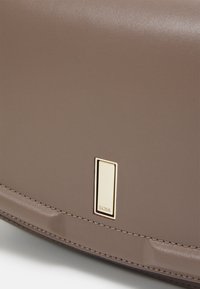 BOSS ARIELL SADDLE - Torba preko tijela - medium beige