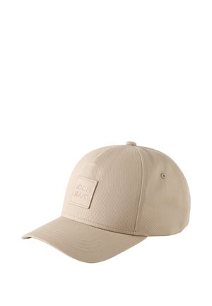 Beige baseballpet met gebogen klep en een gestikte vierkante patch met het label "JOOP! JEANS" op het voorpaneel.