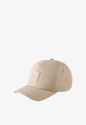 Casquette de baseball beige avec une visière courbée et un patch carré cousu portant l'étiquette "JOOP! JEANS" sur le panneau avant.