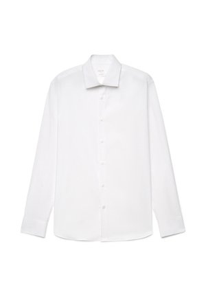 Weißes langärmeliges Hemd mit spitzem Kragen und Knopfleiste, auf einem weißen Hintergrund flach ausgelegt.