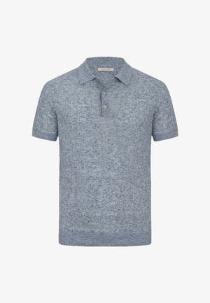 Krótki rękaw, jasnoniebieska dzianinowa koszulka polo z dwoma guzikami i fakturowanym wzorem, z etykietą "Dan John" na wewnętrznym kołnierzu.