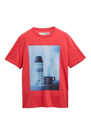 Punane lühikeste varrukatega T-särk, millel on esiküljel trükitud sinaka tooniga foto termosest ja auravast tassist.