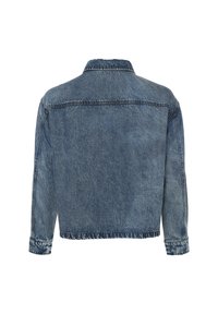 Leren spijkerjack in lichtblauw, met lange mouwen, een kraag en een rafelige zoom. Zichtbare stikdetails versterken het casual ontwerp.