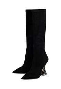 Botas de ante negras hasta la rodilla con punta afilada y un tacón escultórico distintivo que presenta acentos decorativos negros.