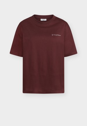 Μπορντό κοντομάνικο T-shirt με στρογγυλή λαιμόκοψη και μικρό λευκό κείμενο "by marcopolo denim" στο αριστερό στήθος.