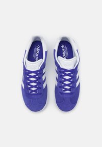 adidas Originals GAZELLE UNISEX - Sneakers - energy ink/cloud white/gold metallic
