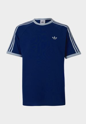 Mørkeblå sports T-shirt med korte ærmer med lysegrå krave, ærmekanter, tre striber på skuldrene og lille Adidas-logo på venstre bryst.