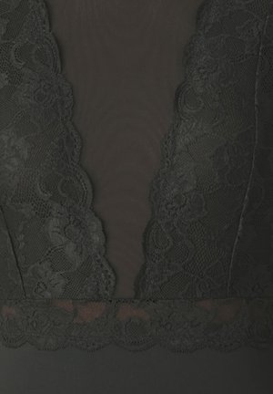 Zwarte doorschijnende bodysuit met ingewikkelde kantafwerking langs de halslijn en taille, gemaakt van een gladde, licht gestructureerde stof.