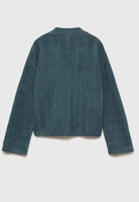 Skraćen pulover v temno zeleno-modri barvi, z teksturirano pleteno zasnovo, dolgimi rokavi in preprostim okroglim izrezom.