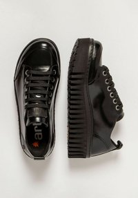 Zapatillas negras con parte superior de cuero brillante, punta redonda, diseño de cordones y suela de goma texturizada con surcos verticales.