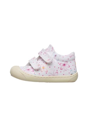 Scarpa bianca per bambino piccolo con motivo di farfalle rosa e punti, due cinturini in Velcro e suola e punta arrotondate in gomma beige.