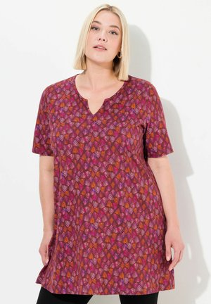 Vestido de manga corta en un rico color burdeos con un patrón geométrico en naranja y rosa. Diseño de escote en V con un corte relajado.
