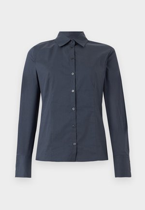 Chemise gris foncé à manches longues avec col pointu et coutures ajustées, présentée sur un fond blanc.