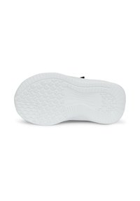 Suola di scarpa in gomma bianca con pattern testurizzati, caratterizzata da un tacco leggermente rialzato e scanalature profonde per una migliore aderenza. Finitura liscia, senza branding visibile.