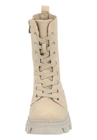 Bota beige con cordones de textura suave de ante, cremallera lateral, puntera reforzada y suela de goma gruesa con patrón de tread.