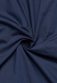 Donkerblauwe stof met een gladde textuur, die een lichte, geweven structuur en een subtiele glans toont, gevouwen in een cirkelpatroon.
