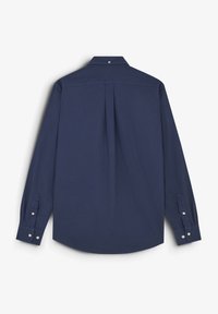 Marineblaue Langarmbluse mit Knopfmanschetten, klassischem Kragen und einem Rückenschlitzdesign, aus glattem Stoff mit dezentem Glanz.
