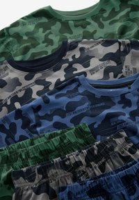 Hauts et shorts à motif camouflage en vert, marine et gris. En matière de coton avec des ceintures élastiques et des textures variées.