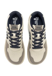Baskets beige et grises avec un dessus en cuir lisse, des accents en daim, des lacets bleu marine et une semelle texturée. Marque sur la languette et la semelle intérieure.