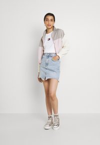 Tommy Jeans TOMMY CENTER BADGE TEE - Basic T-shirt - white