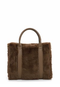 Sac fourre-tout en fausse fourrure marron avec des poignées texturées doubles et un design structuré. La surface est douce avec des coutures visibles et des accents.