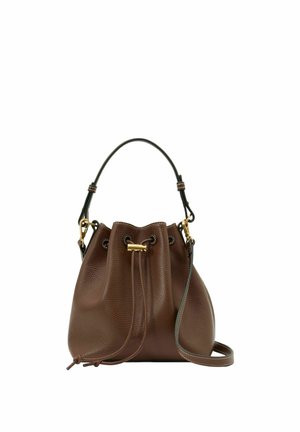 Hnědá kožená kabelka ve tvaru kbelíku se stahovací šňůrkou, zlatými kovovými doplňky, horním držadlem a odnímatelným ramenním popruhem na bílém pozadí.