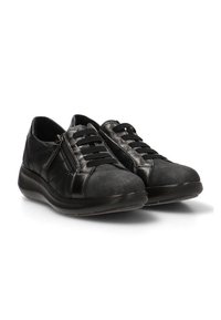 Zapatillas cotidianas negras con cordones en la parte delantera, cremalleras laterales y suelas acolchadas, mostradas desde una vista frontal en ángulo sobre un fondo blanco.