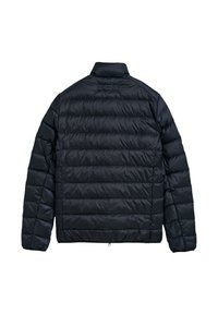 Svart, puffig jacka med hög krage, utrustad med horisontella quiltade mönster och elastiska muddar. Slät textur med dragkedja i botten.