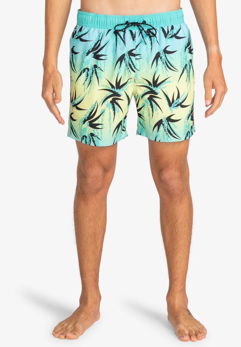 I costumi da bagno, realizzati in tessuto leggero, presentano una sfumatura blu e gialla con motivi neri di foglie tropicali, una cintura elastica e un laccetto.