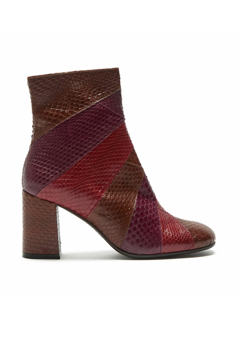 Bottine texturée en cuir marron, bordeaux et rouge profond avec un motif géométrique, dotée d'un talon épais et d'un design élégant.