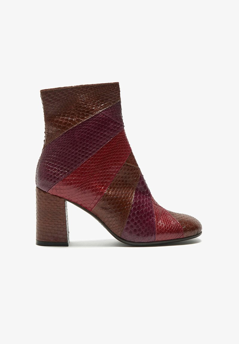 Bottine texturée en cuir marron, bordeaux et rouge profond avec un motif géométrique, dotée d'un talon épais et d'un design élégant.